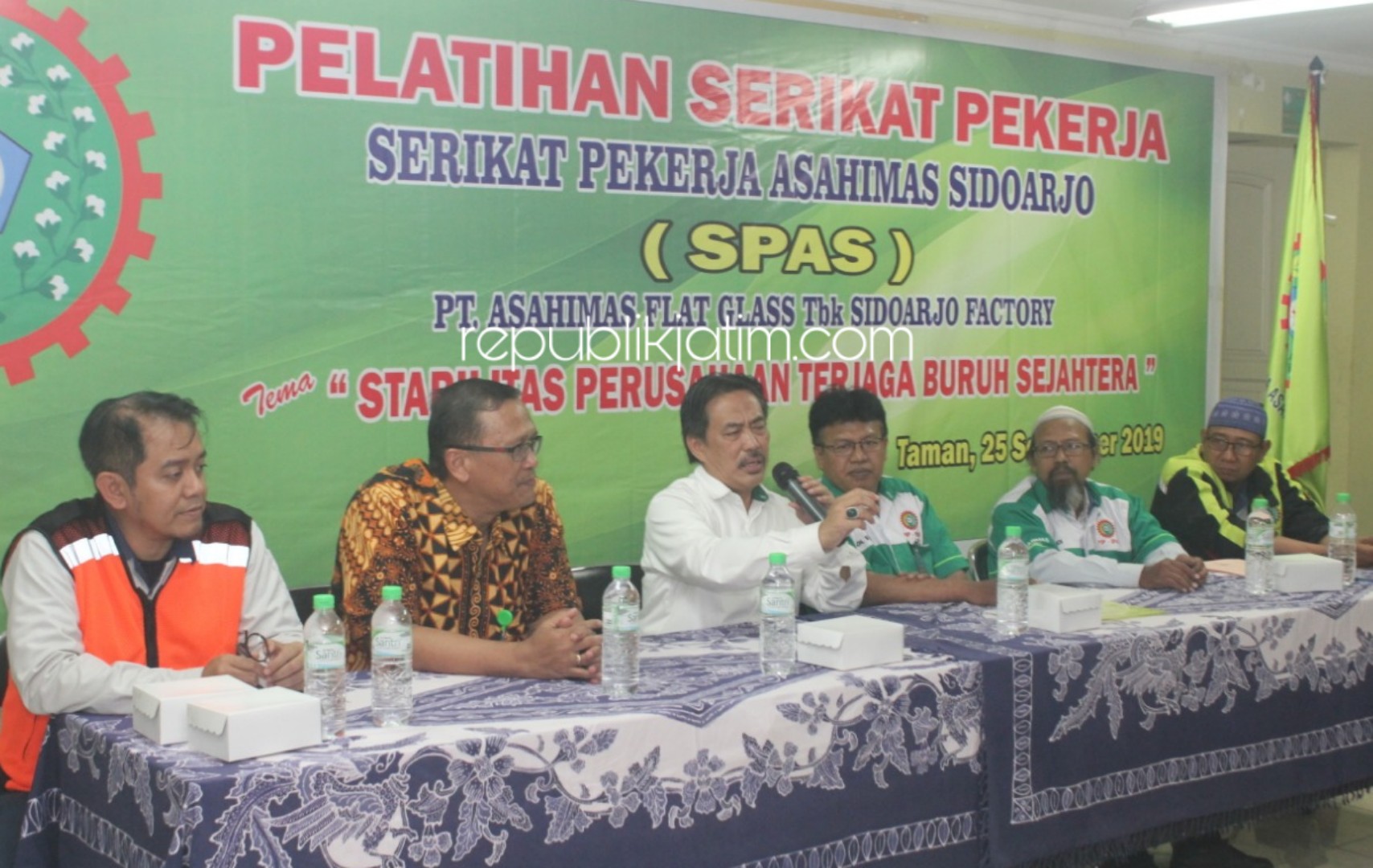 DIALOG - Wabup Sidoarjo, Nur Ahmad Syaifuddin berdialog dengan Serikat Pekerja Asahimas Sidoarjo (SPAS) dalam Pelatihan Serikat Pekerja di PT Asahimas Flat Glass Tbk, Sidoarjo Rabu (25/09/2019). 