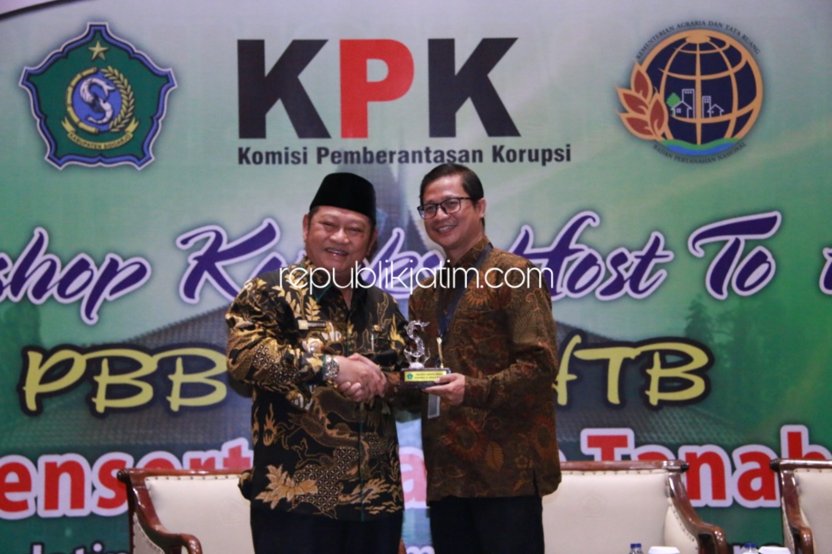 CINDERA MATA - Bupati Sidoarjo, Saiful Ilah memberi cindera mata ke Kasatgas Korsupgah Wilayah VI Komisi Pemberantasan Korupsi (KPK), Agus Priyanto saat sosialisasi Host to Host PBB-BPHTB di MPP Sidoarjo, Kamis (26/09/2019).