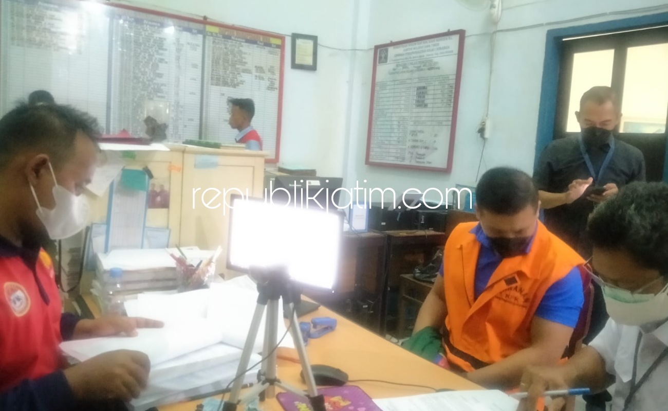 DIPERIKSA - Mantan Staf Khusus (Stafsus) eks Menteri Kelautan dan Perikanan Edhy Prabowo, Andreau Misanta Pribadi tiba di Lapas Kelas I Surabaya di Porong langsung diperiksa dan dijebloskan ke Blok Khusus Isolasi Covid-19, Minggu (26/09/2021).