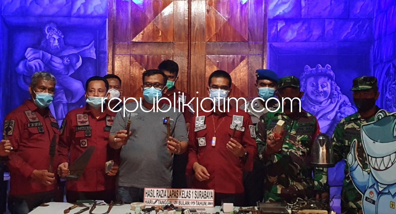 OPERASI - Petugas gabungan melaksanakan operasi di dalam Lapas Surabaya di Porong mendapatkan sejumlah barang terlarang mulai sajam hingga kompor gas yang bisa memicu kebakaran, Sabtu (25/09/2021) malam.