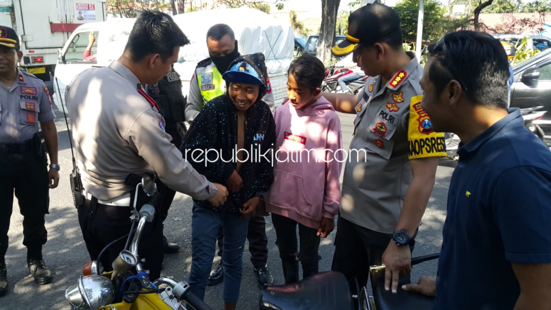 DIAMANKAN - Sebanyak 117 pelajar diamankan petugas Polresta Sidoarjo di Aloha, Sidoarjo lantaran hendak ikut demo ke Surabaya, termasuk yang tidak taat berkendara, Kamis (26/09/2019).