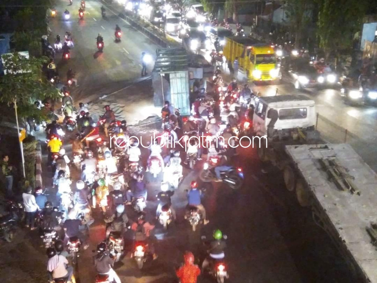 TERGULING - Truk gandeng bermuatan 30 ton pakan ikan bernopol S 9167 UQ yang dikemudikan Miskan (36) warga Dusun Panjer, Desa Tunggalpager, Kecamatan Pungging, Mojokerto terguling di JL Raya Jenggolo (fly over), Pucang, Sidoarjo, Rabu (26/09/2018).
