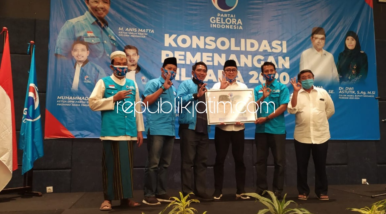 KONSOLIDASI - Cabup Nomor Urut 3 Kelana Aprilianto menyampaikan orasi politiknya saat konsolidasi dengan partai pendukungnya Partai Gelora di Hotel Luminor Sidoarjo, Minggu (27/09/2020).