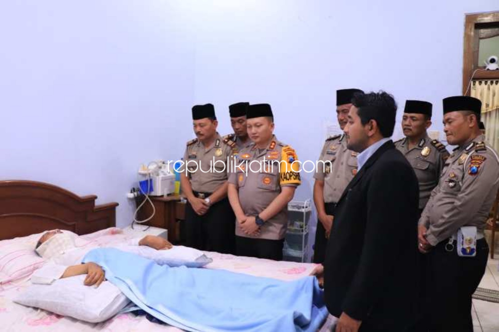 JENGUK - Kapolres Ponorogo, AKBP Arief Fitrianto silaturrahmi dengan ulama besar, KH Syukri Dzarkasy yang sedang terbaring sakit di kediamannya Ponpes Darussalam, Desa Gontor, Kecamatan Mlarak, Ponorogo, Kamis (26/09/2019).