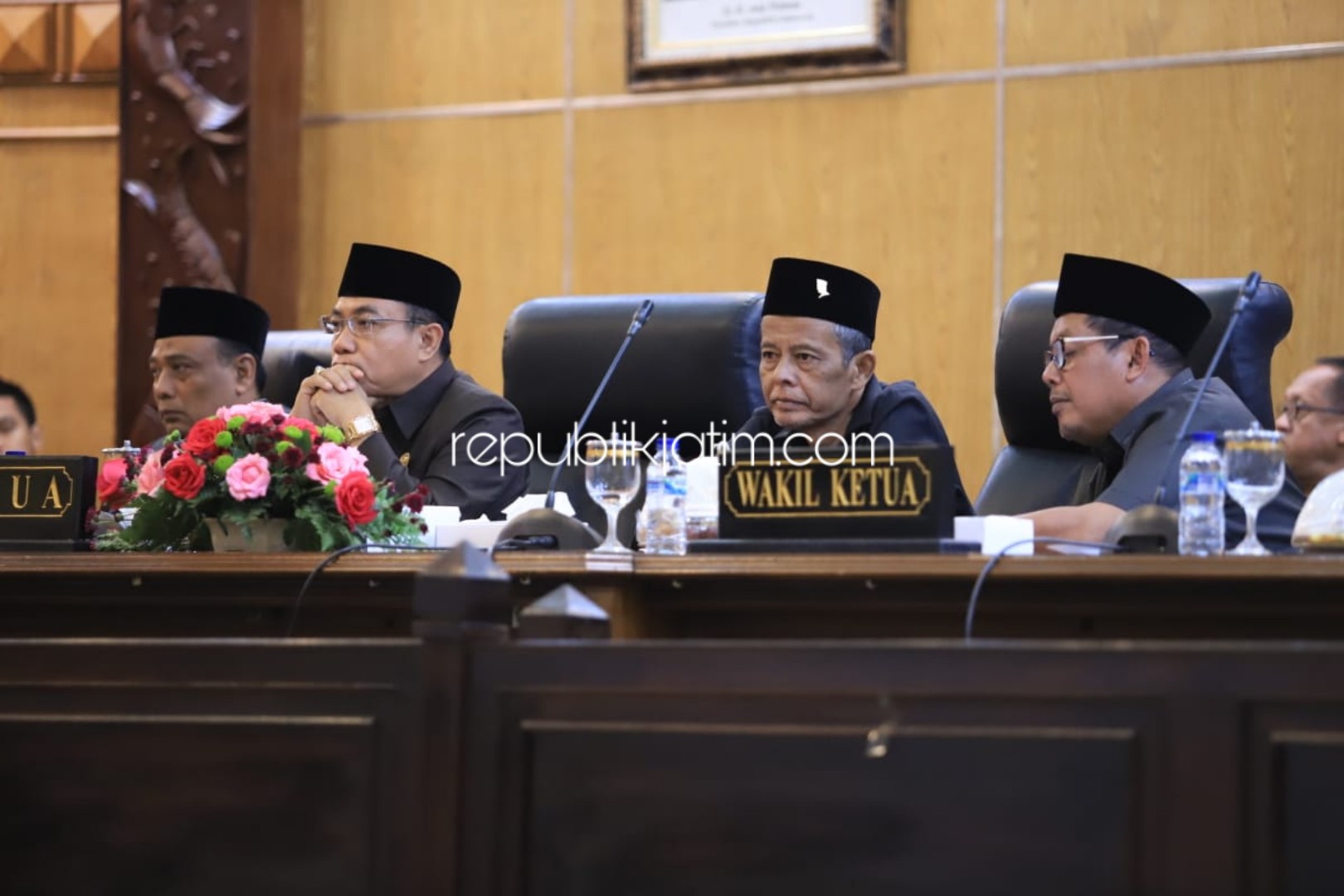 PARIPURNA - Ketua DPRD Sidoarjo, H Usman memimpin rapat paripurna pembentukan AKD, Jumat (27/09/2019).