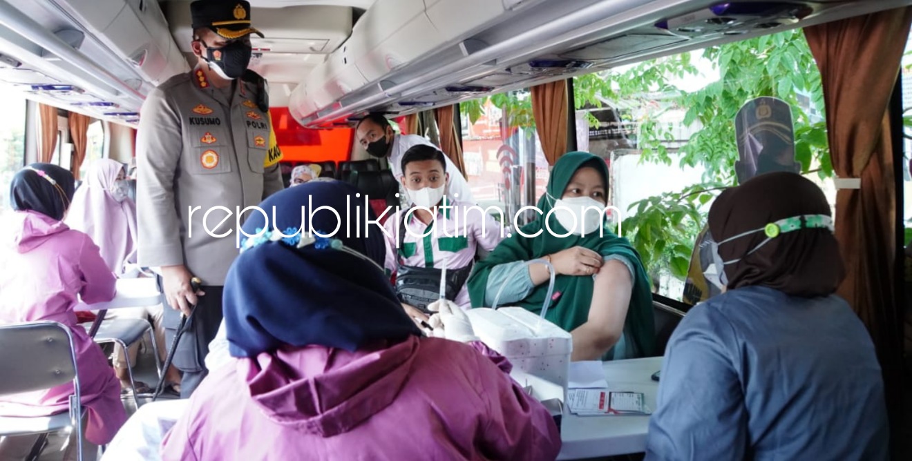 VAKSIN - Kapolresta Sidoarjo, Kombes Pol Kusumo Wahyu Bintoro meninjau pelaksanaan bus Gerai Vaksin Mobile di Pasar Larangan, Kecamatan Candi, Sidoarjo, Senin (27/09/2021).