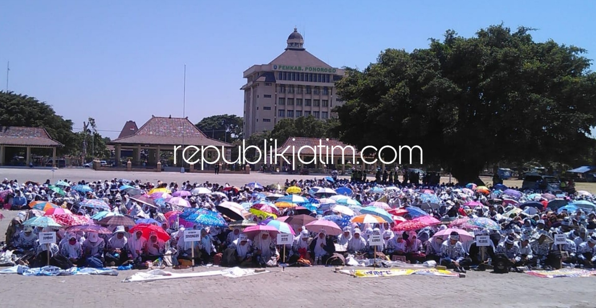 DOA BERSAMA - Ribuan GTT dan PTT Ponorogo menggelar istigotsah dan doa bersama di alun-alun Ponorogo agar nasib mereka diperhatikan pemerintah, Kamis (27/09/2018).