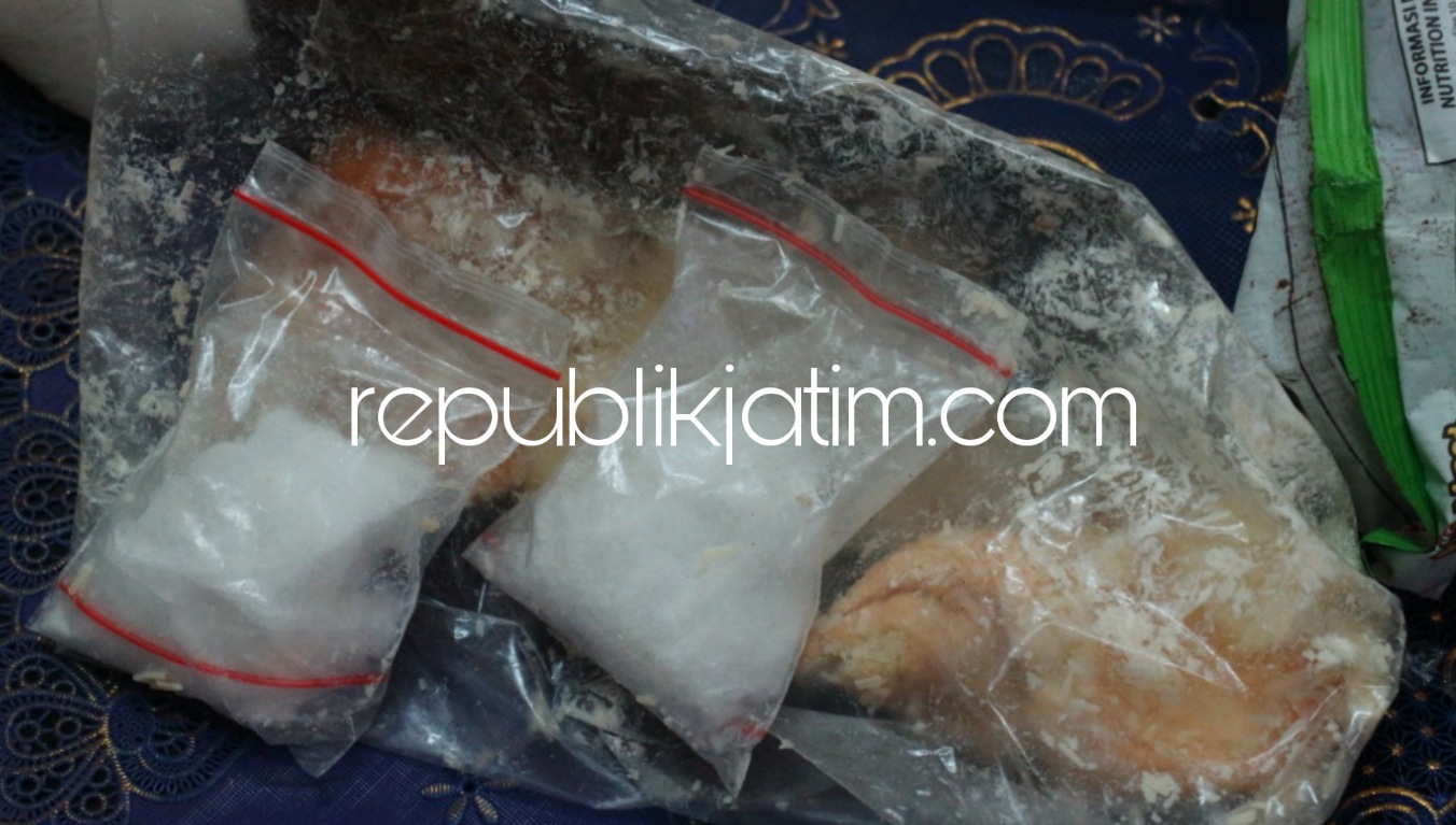 ROTI SABU - Sabu-sabu dalam dua bungkus plastik klip yang dimasukkan dalam roti kasur berhasil diamankan petugas Lapas Surabaya di Desa Kebonagung, Kecamatan Porong, Sidoarjo, Senin (27/09/2021).