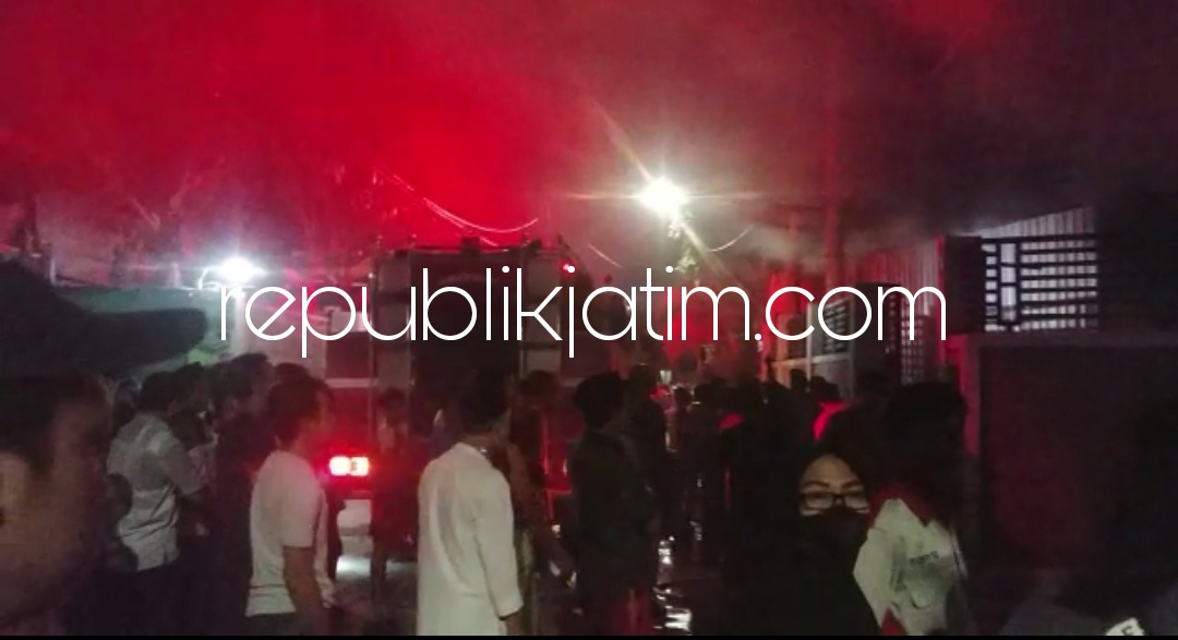 TERBAKAR - Sebuah Pabrik Rokok (PR) PT Wan Tobacco Cigaret di Desa Balongdowo, Kecamatan Candi, Sidoarjo terbakar, Senin (27/09/2021) malam.