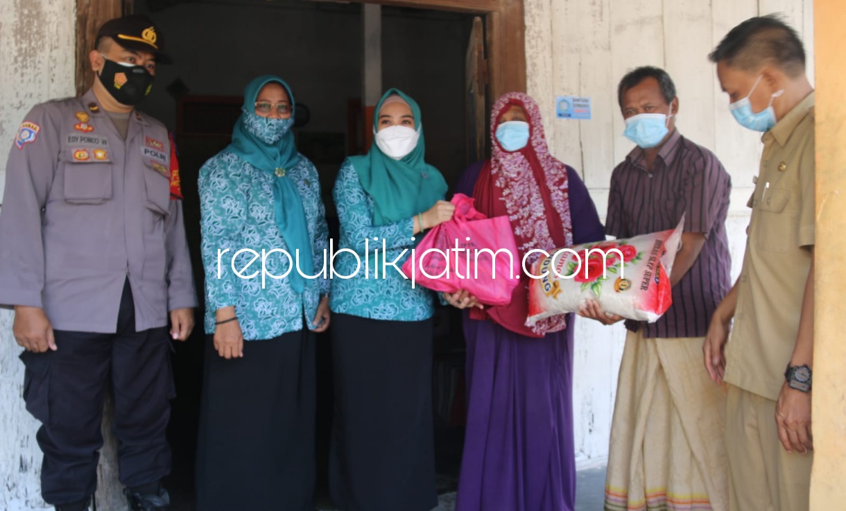 SALURKAN - Ketua TP PKK Sidoarjo, Ny Sa’adah Ahmad Muhdlor menyalurkan bansos bagi warga kurang mampu dan masyarakat terdampak Covid-19 di 4 D desa di Kecamatan Wonoayu, Sidoarjo, Senin (27/09/2021).
