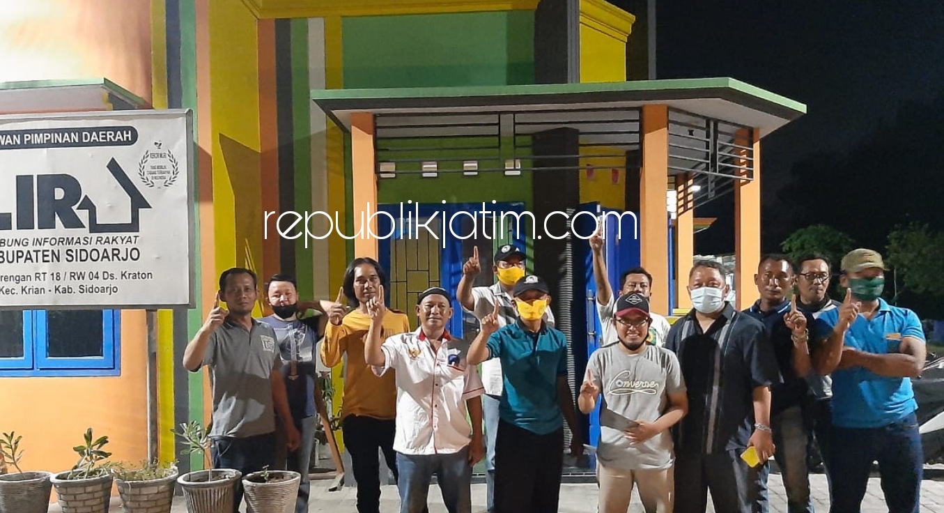 KONSOLIDASI - Sejumlah tim pemenangan Cabup Sidoarjo BHS-Taufiq yang terdiri dari Korcam dan Kordes wilayah Dapil 4 Balongbendo, Krian dan Tarik berkonsolidasi di kantor LIRA Sidoarjo di Desa Kraton, Kecamatan Krian, Sidoarjo, Minggu (27/09/2020) malam.
