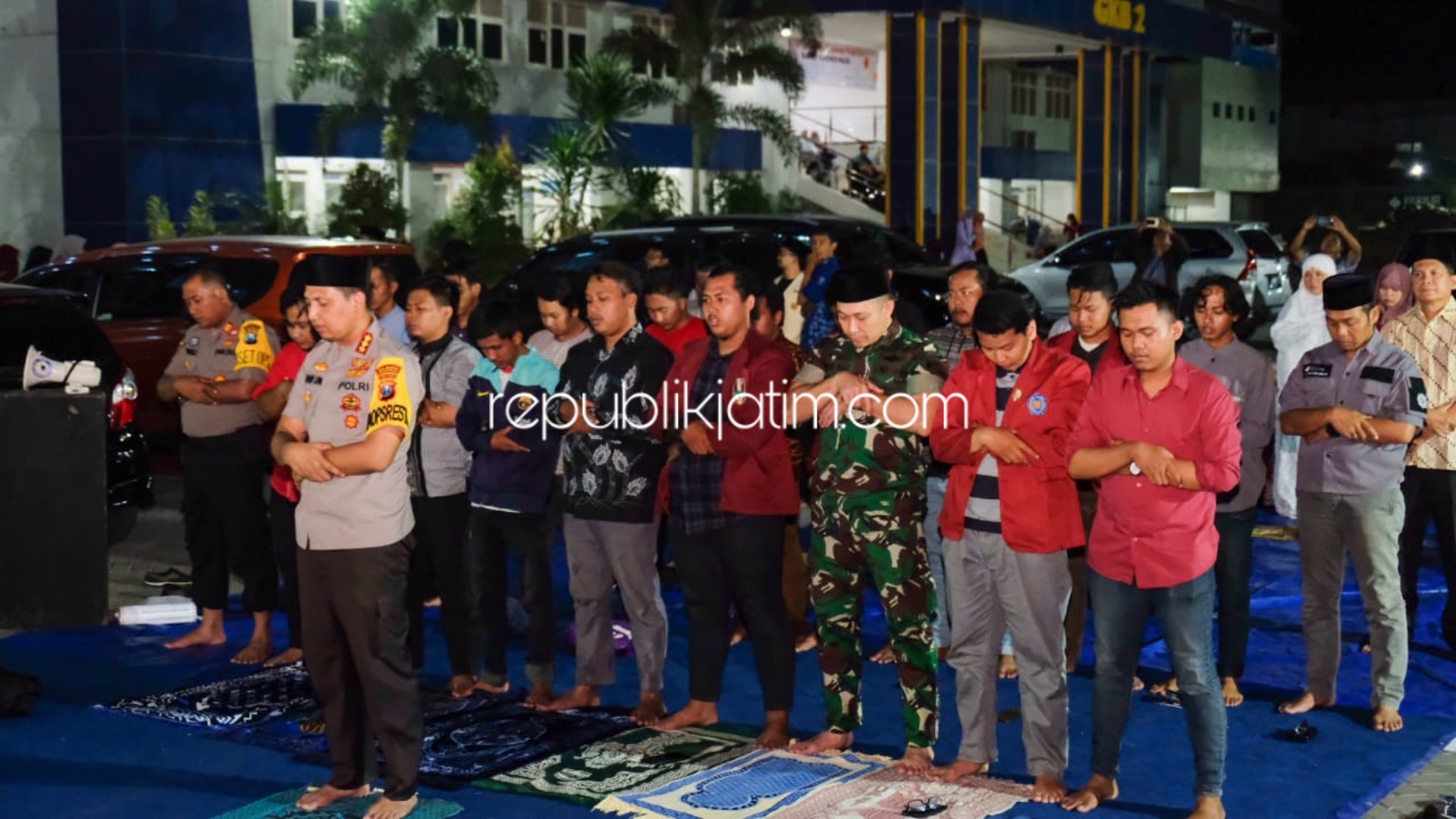 SALAT - Kapolresta Sidoarjo, Kombes Pol Zain Dwi Nugroho salat ghaib berjamaah bersama puluhan mahasiswa Umsida untuk mahasiswa yang meninggal dunia asal Kendari sebelum Mimbar Demokrasi, Jumat (27/09/2019) malam.