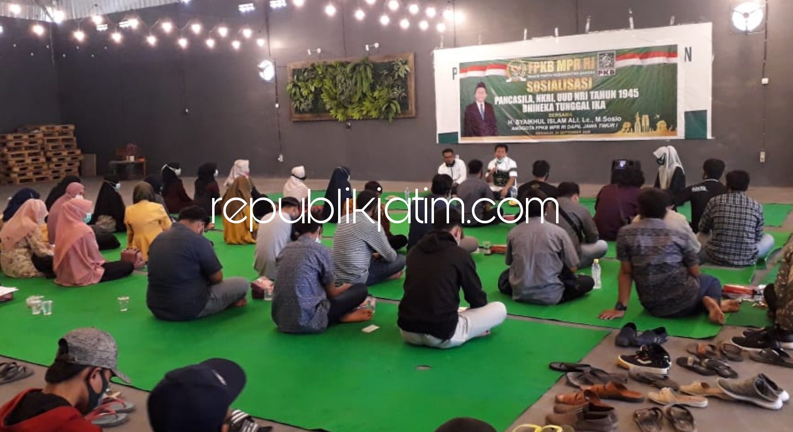 SOSIALISASI - Anggota MPR RI, Syaikhul Islam Ali (Gus Syaikhul) yang juga anggota Komisi VII DPR RI memberi paparan para peserta sosialisasi 4 Pilar Kebangsaan di di Aula Mabest Cave JL Raya Kenongo No 6, Kecamatan Tulangan, Sidoarjo, Kamis (24/09/2020).