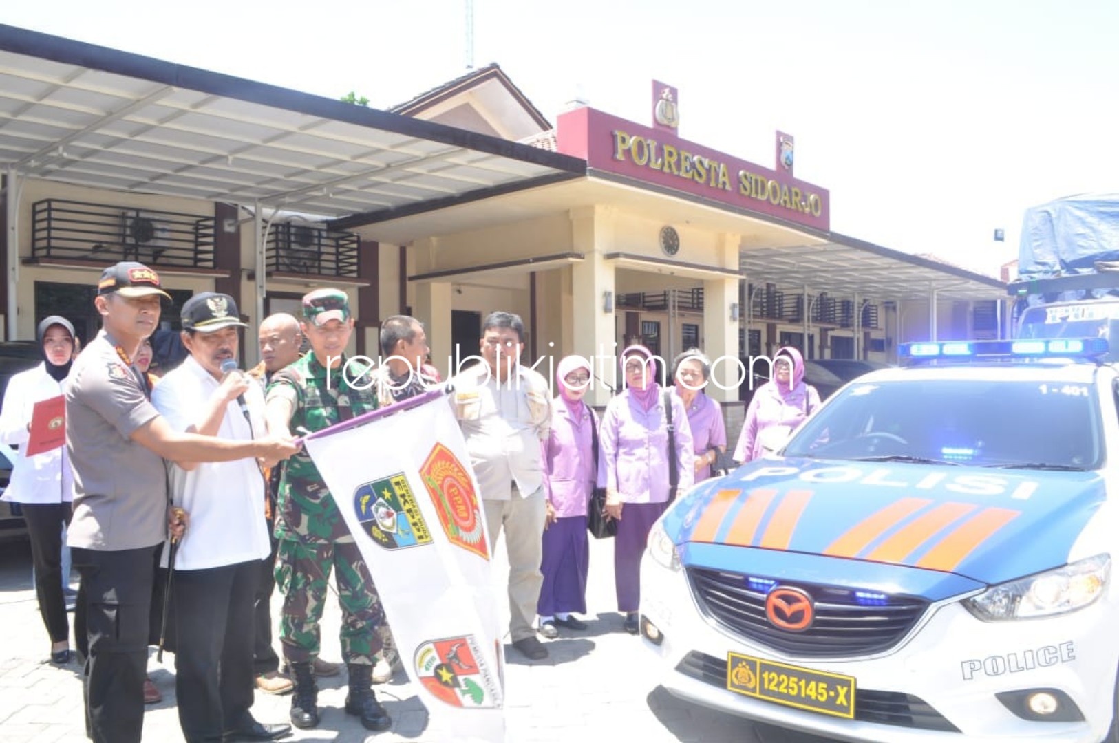 BERANGKATKAN - Wabup Sidoarjo, Nur Ahmad Syaifuddin memberangkatkan bantuan untuk korban gempa Lombok dari sejumlah Organisasi Kemasyarakatan dan Pemuda (OKP) yang ada di Sidoarjo senilai Rp 150 juta yang diangkut 1 truk, Jumat (28/09/2018).