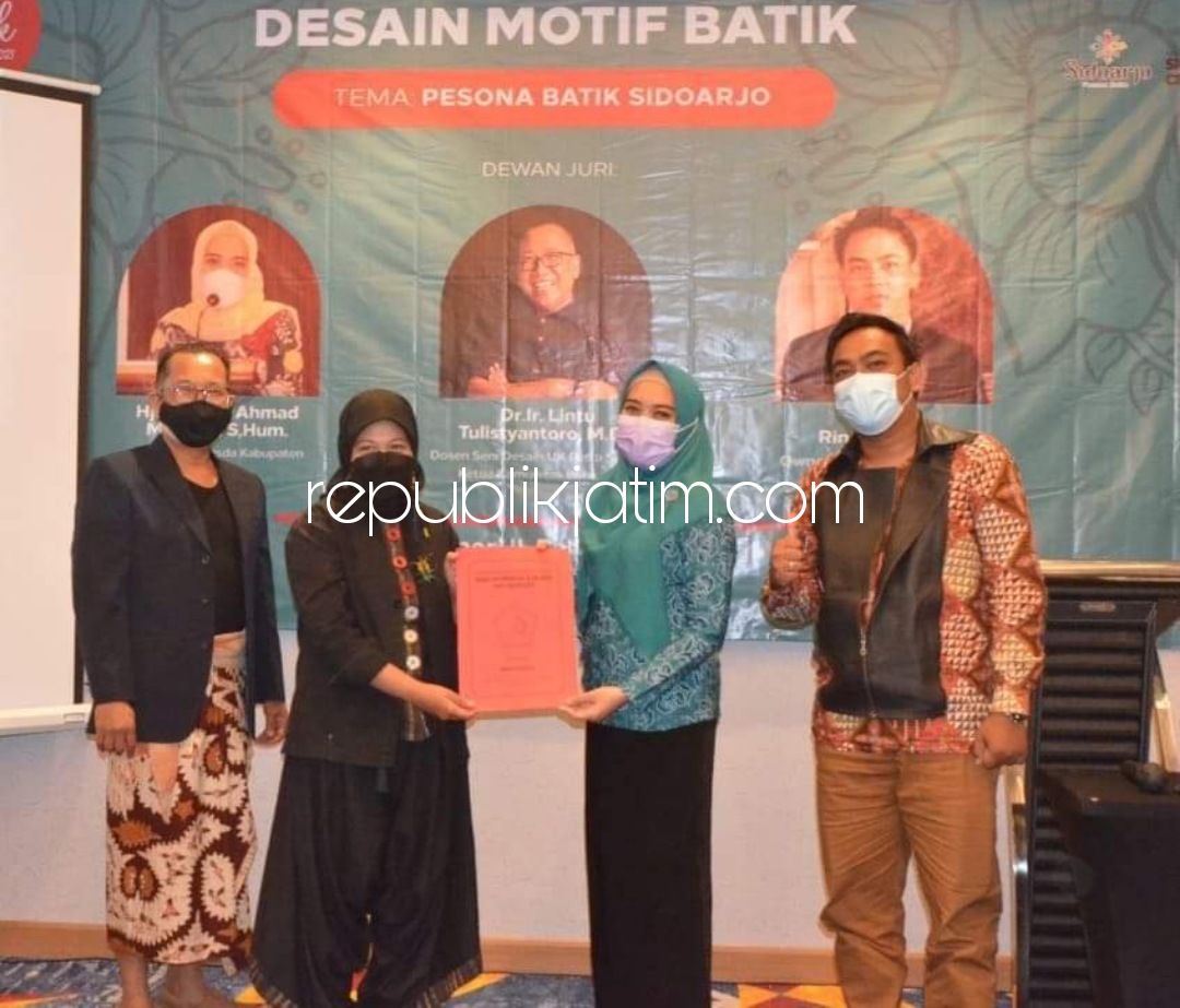 SERAHKAN - Dewan Juri Ketua TP PKK Kabupaten Sidoarjo, Ny Sa'adah Ahmad Muhdlor Ali (Ning Sasha) menyerahkan sertifikat kepada The Best Ten lomba Desain Motif Batik bertema Pesona Batik Sidoarjo di Hotel Luminor, Sidoarjo, Senin (27/09/2021) sore. 