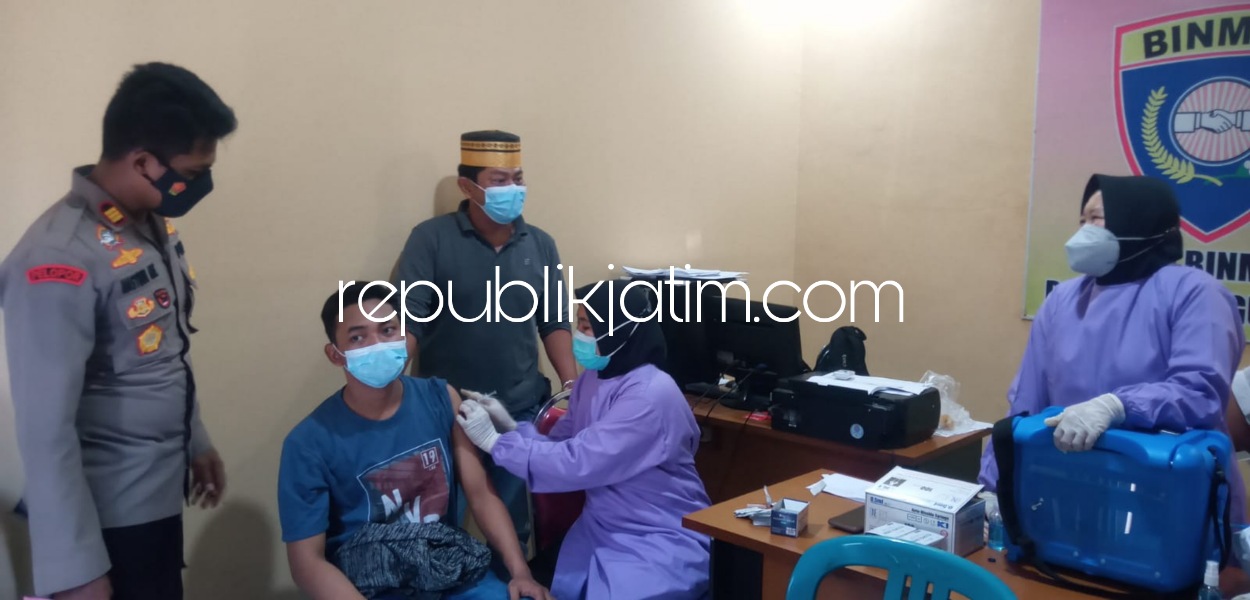 VAKSIN - Kapolsek Tanggulangin AKP Masyhur Ade (kiri) didampingi Kanit Reskrim Iptu Musran (kanan) meninjau pelaksanaan vaksin Merdeka Semeru di Polsek Tanggulangin, Selasa (28/09/2021).