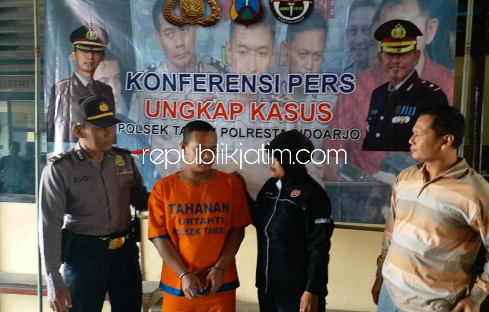 BURON - Tersangka Erick Syaiful Maulana (36) karyawan PT Santos Jaya Abadi asal Desa Sambibulu, Kecamatan Taman pencuri satu paket berisi 60 karton kopi kapal api spesial mix dibekuk Unit Reskrim Polsek Taman usai buron, Kamis (28/09/2018).