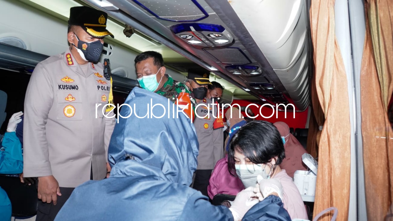 VAKSIN - Kapolresta Sidoarjo, Kombes Pol Kusumo Wahyu Bintoro meninjau vaksinasi mobile di halaman Apartemen Amega Crown Residence Desa Tambakoso, Kecamatan Waru, Sidoarjo dengan menyediakan 1.000 dosis vaksin Covid-19, Selasa (28/09/2021).