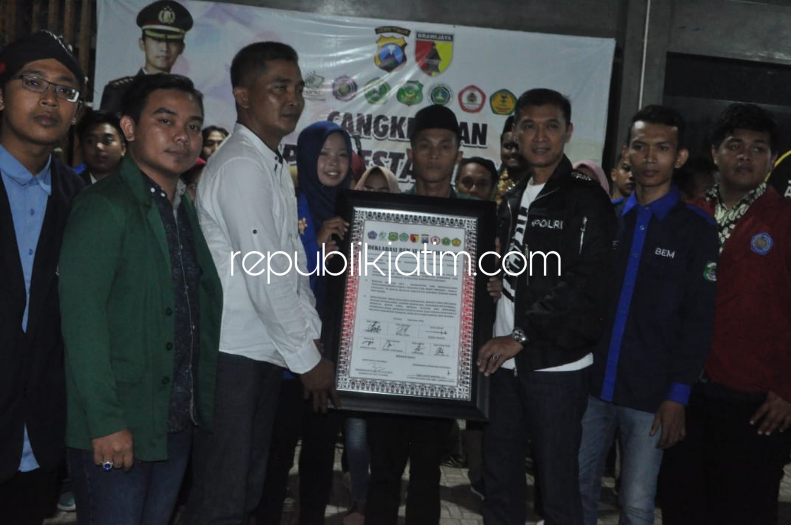 SUKSESKAN PEMILU - Kapolresta Sidoarjo, Kombes Pol Himawan Bayu Aji bersama BEM wilayah Kabupaten Sidoarjo bersepakat mensukseskan Pemilu 2019 saat Cangkrukan, Jum'at (28/09/2018) malam.