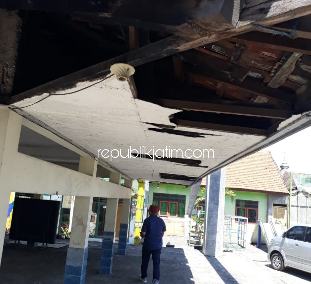 REMUK - Atap bangunan Balai Desa Kebakalan, Kecamatan Porong, Sidoarjo terlihat remuk dan jebol saat disidak Komisi A DPRD Sidoarjo, Selasa (29/09/2020).