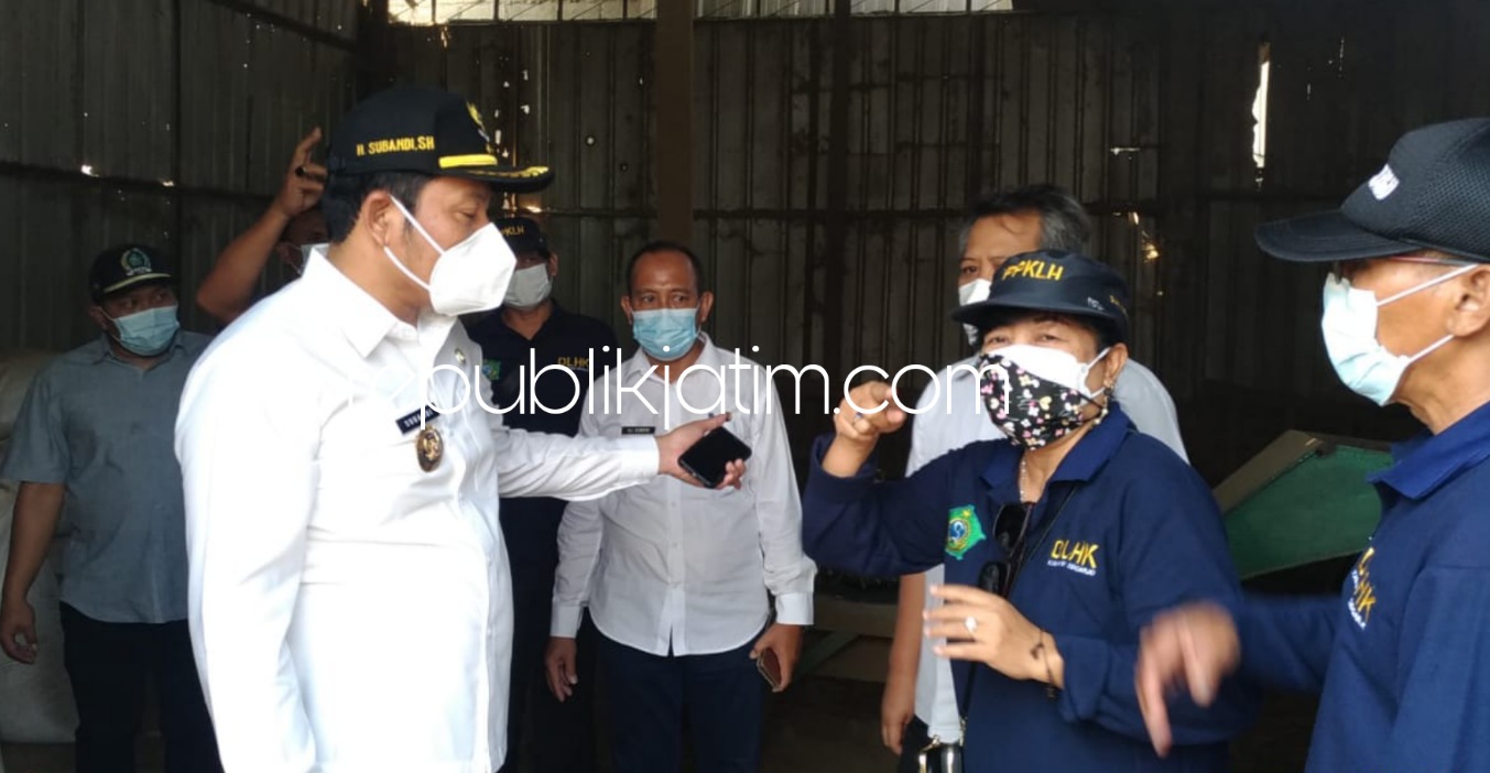 SIDAK - Wabup Sidoarjo, Subandi didampingi Ketua Komisi C DPRD Sidoarjo, Suyarno menggelar sidak ke home industri pengolahan Tepung Bulu Ayam di Desa Kletek, Kecamatan Taman, Sidoarjo yang baunya menyengat dikeluhkan warga, Rabu (29/09/2021).