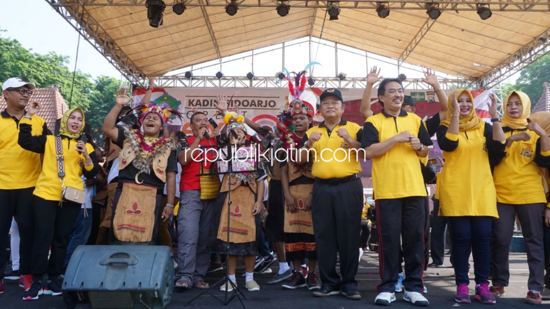 SENAM - Bupati Sidoarjo, Saiful Ilah dan Forkopimda senam bersama warga Papua saat penutupan Expo Kadin Sidoarjo, Minggu (29/09/2019).