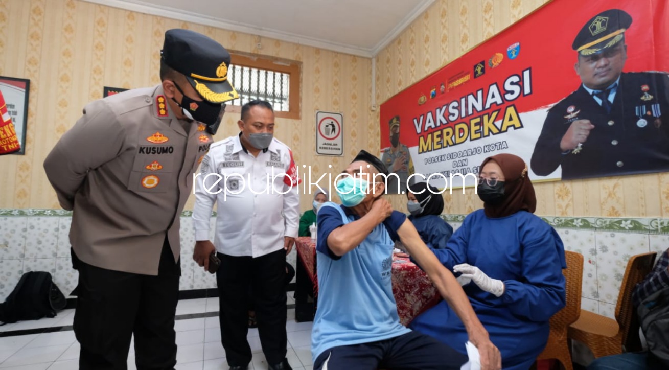 VAKSIN - Kapolresta Sidoarjo, Kombes Pol Kusumo Wahyu Bintoro dan Kepala Lapas Kelas II A Sidoarjo, Teguh Pamuji menyaksikan proses vaksinasi 1.156 dosis untuk Warga Binaan Pemasyarakatan (WBP) Lapas Kelas II A Sidoarjo, Rabu (29/09/2021). 