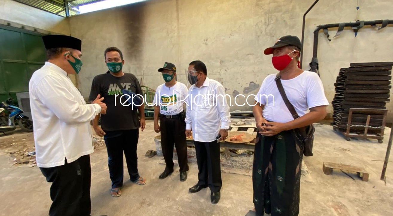 DIALOG - Cabup Sidoarjo, Bambang Haryo Soekartono (BHS) mengunjungi pabrik krupuk milik H Affandi di Desa Jogosatru, Kecamatan Sukodono, Sidoarjo, Senin (28/09/2020). 