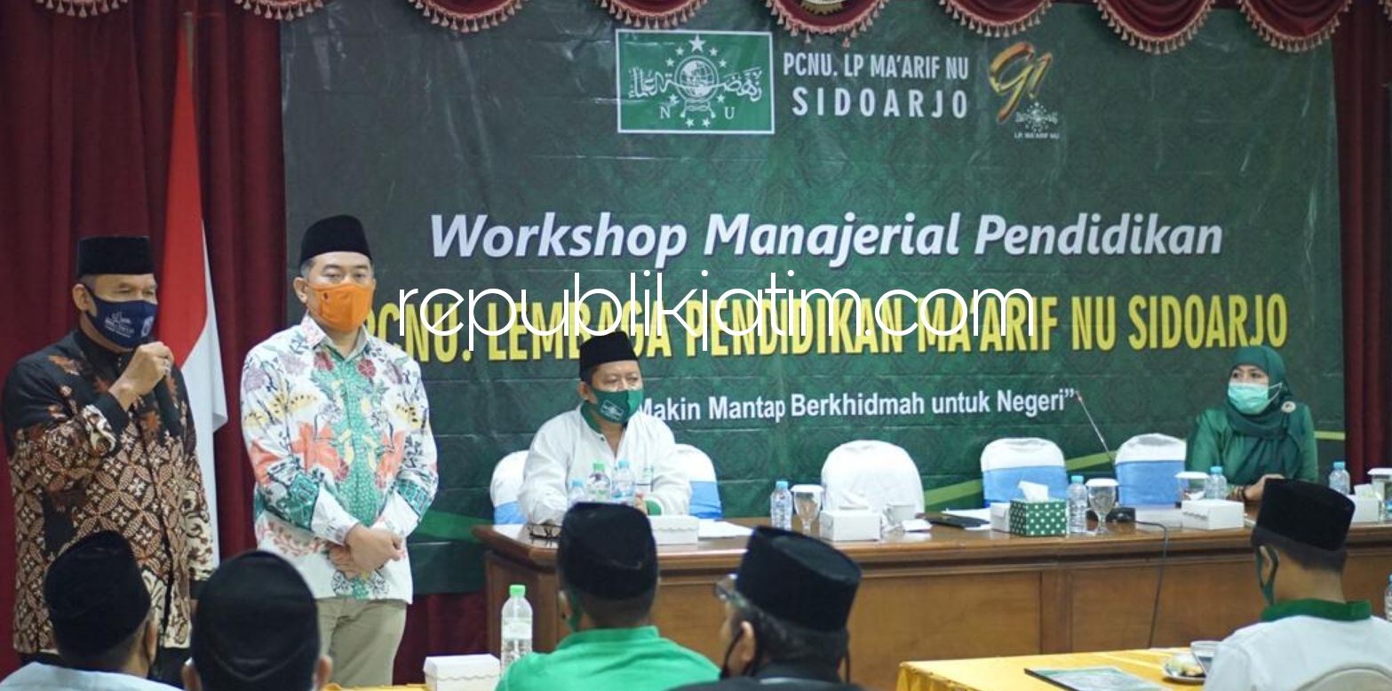 PAPARAN - Paslon Bupati-Wabup Bambang Haryo Soekartono-M Taufiqulbar (BHS-Taufiq) paparan penanganan pendidikan saat menghadiri acara Workshop Manajerial Pendidikan PCNU Lembaga Pendidikan Maarif NU Sidoarjo di Hotel Aster Batu, Selasa (29/09/2020) malam.
