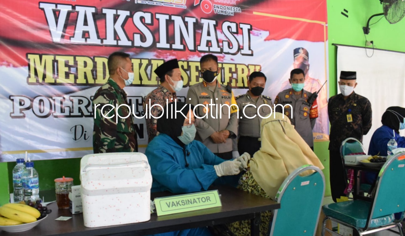 VAKSIN - Kapolresta Sidoarjo Kombes Pol Kusumo Wahyu Bintoro meninjau pelayanan vaksinasi di MTsN 3 Tarik, Sidoarjo, Kamis (30/09/2021).
