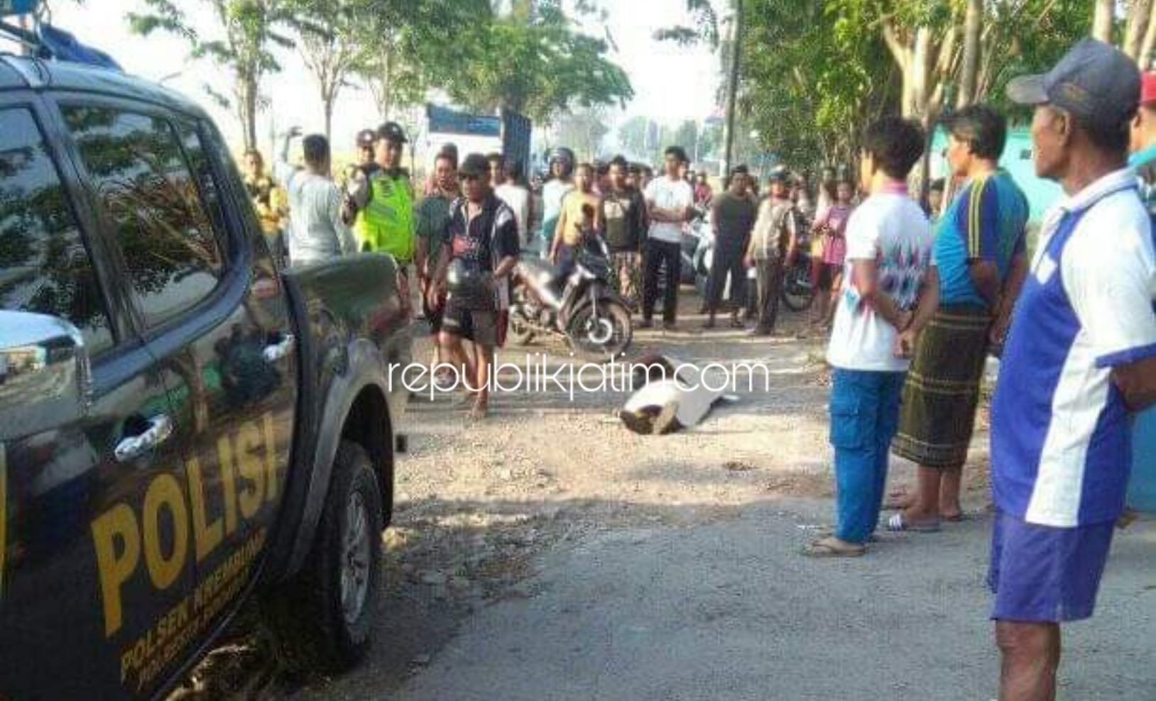TEWAS - Pengendara motor, Sukirno (54) warga Desa/Kecamatan Tulangan, Sidoarjo tewas usai motornya tertabrak truk di JL Raya Dusun Bibis, Desa Keret, Kecamatan Krembung, Sidoarjo, Senin (30/09/2019).