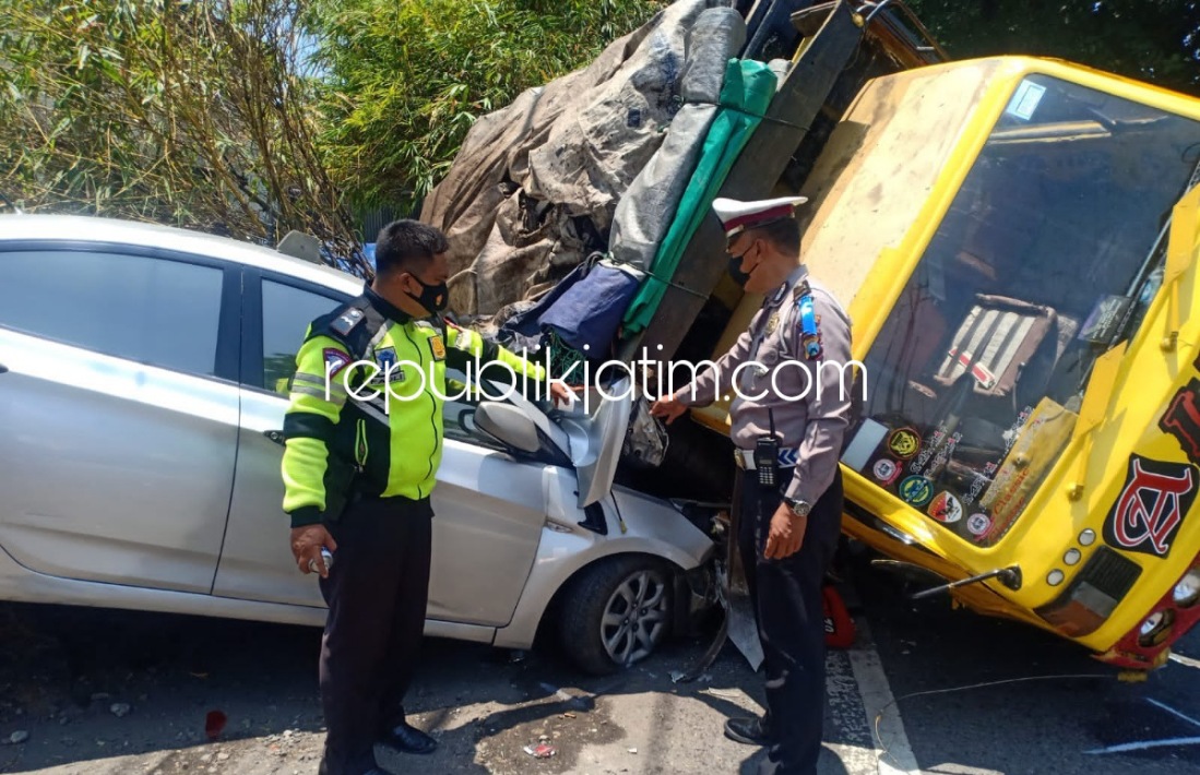 OLAH TKP - Sejumlah petugas Unit Laka, Satuan Lantas, Polresta Sidoarjo menggelar olah TKP tabrakan beruntun di JL Raya Letjend Sutoyo tepat di depan Hotel Medaeng, Kecamatan Waru, Sidoarjo, Kamis (30/09/2021). 