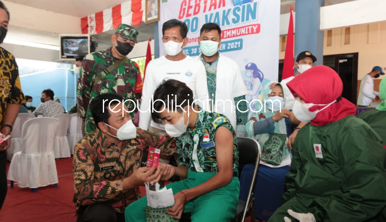 BONUS - Wakil Bupati Sidoarjo, Subandi meninjau pelaksanaan gebyar seribu vaksin di Desa Wadungasih, Kecamatan Buduran, Sidoarjo sambil membagikan Pula Internet dan sepeda gunung, Kamis (30/09/2021).