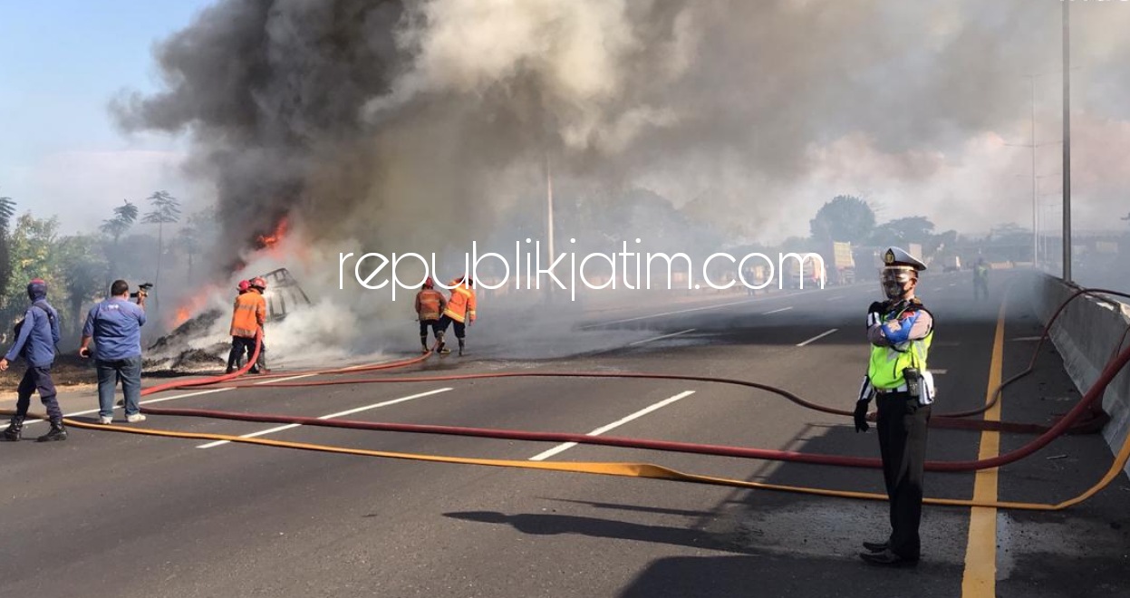 LUDES TERBAKAR - Bodi truk pengangkut karet tampak ludes terbakar di JL Tol Waru - Sidoarjo, dipadamkan petugas Pemadam Kebakaran (PMK), Rabu (30/09/2020).