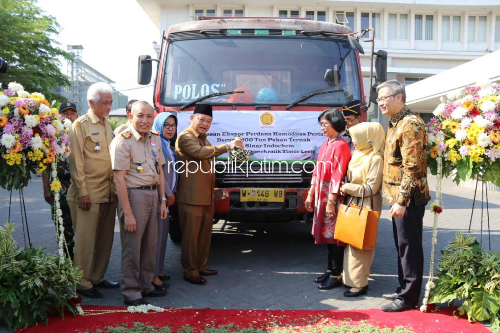 EKSPOR - Bupati Sidoarjo, Saiful Ilah memberangkatkan ekspor 200 ton pakan ternak ayam petelor PT Sinar Indochem ke Republik Demokratik Timor Leste, Senin (30/09/2019).