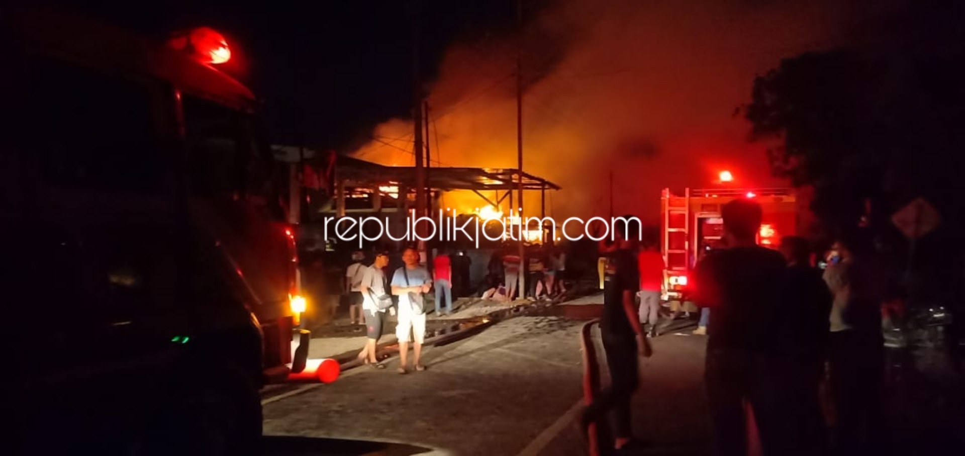 TERBAKAR - Petugas PMK sibuk memadamkan api yang membakar gudang kayu di JL Raya Lingkar Timur, Desa Siwalanpanji, Kecamatan Buduran, Sidoarjo, Senin (30/09/2019) malam.