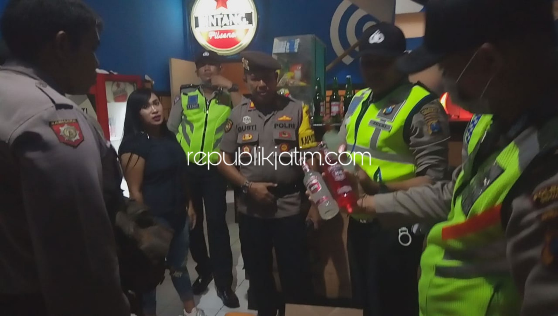 RAZIA - Puluhan petugas Polresta Sidoarjo merazia sejumlah tempat hiburan malam dan mengamankan ratusan botol miras dari sejumlah kafe karaoke, Sabtu (28/09/2019) malam.