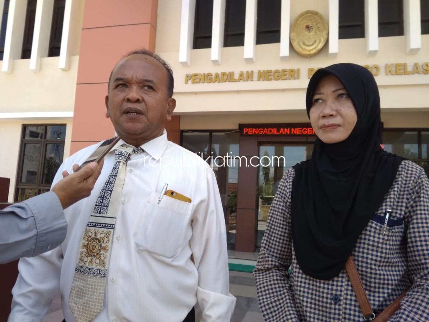 KETERANGAN - Munawar mendampingi kliennya Didin Irianawati warga JL Sulawesi 82, Ponorogo saat sidang menggugat BRI Cabang Ponorogo dengan berakhir buntu, Senin (30/09/2019).