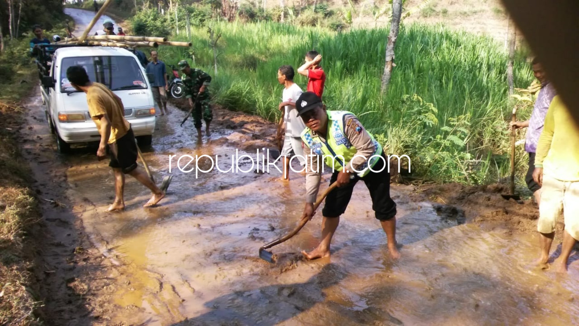 LONGSOR - Sejumlah petugas membersihkan tanah longsor yang menutup jalan antara Kecamatan Pudak dan Kecamatan Pulung di Dusun Ngaglik, Desa Tambang, Kecamatan Pudak, Ponorogo, Senin (01/10/2018).