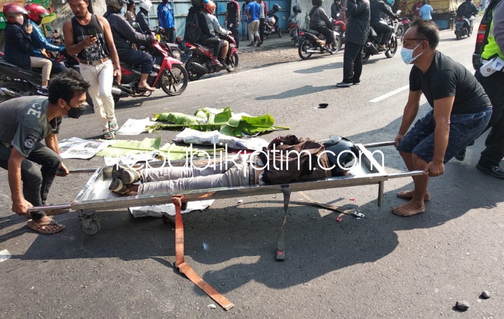 EVAKUASI - Sejumlah petugas mengevakuasi jenazah pengendara motor Honda bernopol W 2879 OK, Achmad Turmudi (40) warga Dusun/Desa Suwaluh, Kecamatan Balongbendo, Sidoarjo, Jumat (01/10/2021).