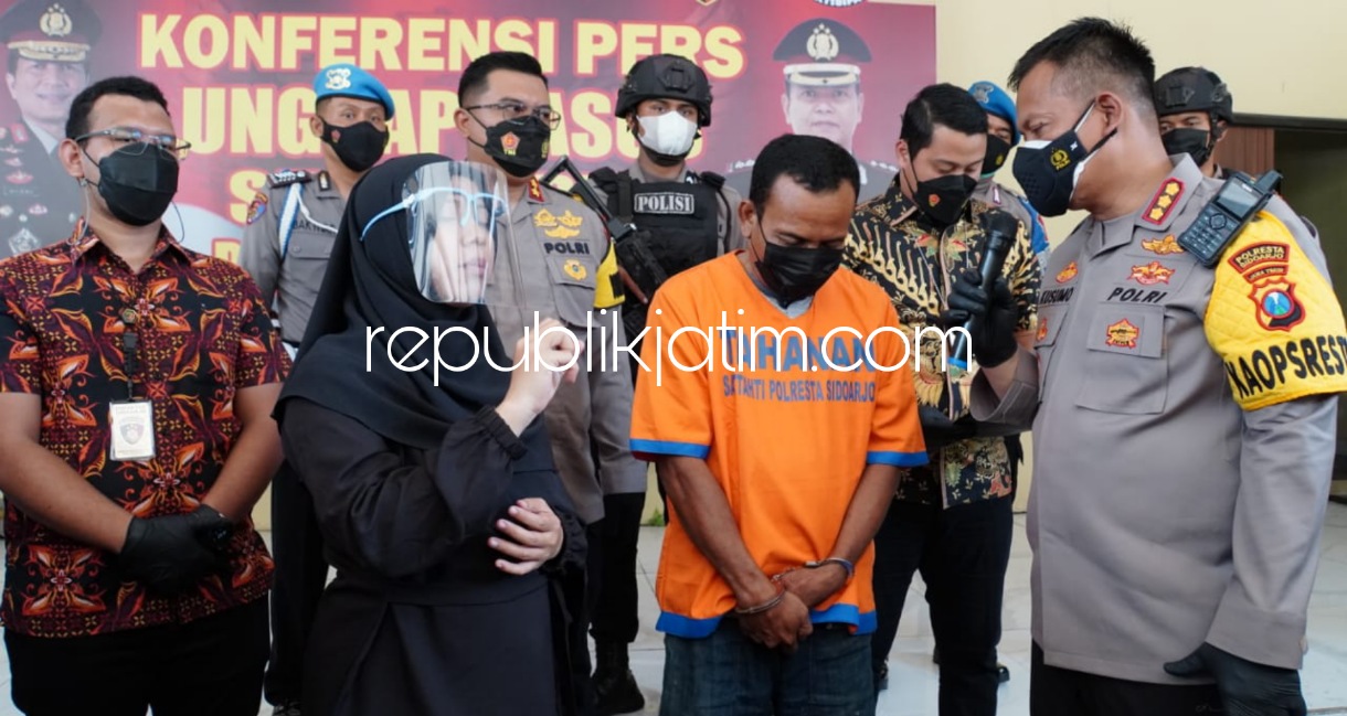 DITAHAN - Kapolresta Sidoarjo Kombes Pol Kusumo Wahyu Bintoro dan mantan Kades Ngaban Kecamatan Tanggulangin Irfan Nurido yang ditahan Satuan Reskrim, Polresta Sidoarjo karena terjerat kasus dugaan korupsi APBDes senilai Rp 174,6 juta, Jumat (01/10/2021).