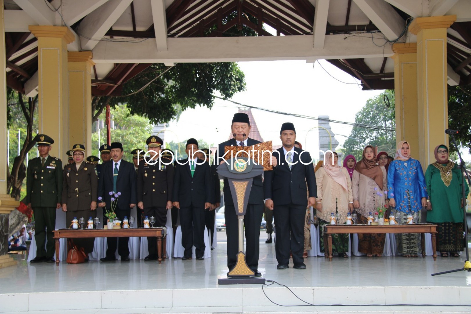 PIMPIN - Bupati Sidoarjo, Saiful Ilah menjadi pemimpin (inspektur) Upacara Hari Kesaktian Pancasila yang digelar di Alun-Alun Sidoarjo, Senin (01/10/2018).