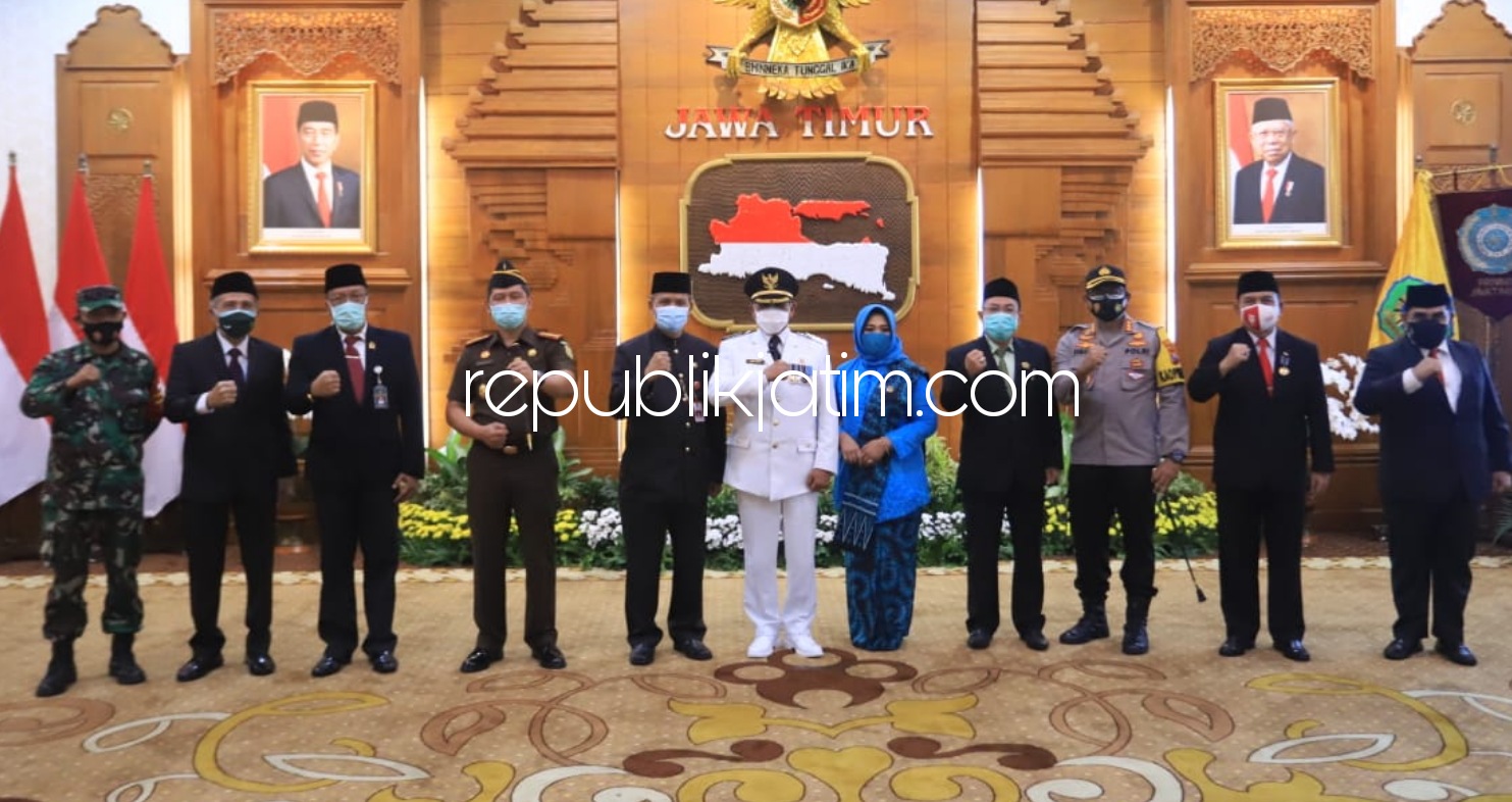 LANTIK - Gubernur Jatim, Khofifah Indar Parawansa melantik Pj Bupati Sidoarjo, Hudiyono di Gedung Grahadi Surabaya untuk segera menuntaskan masalah pandemi Covid-19, Kamis (01/10/2020). 