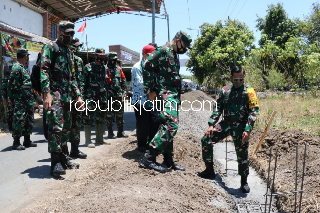 PROYEK - Pelaksanaan program Tentara Manunggal Membangun Desa (TMMD) di Kedungkembar, Kecamatan Prambon ditinjau langsung Wairjenad Mayjen TNI Suko Pranoto untuk melihat langsung pelaksanaan proyek pembangunan yang sedang dikerjakan, Kamis (01/10/2020).