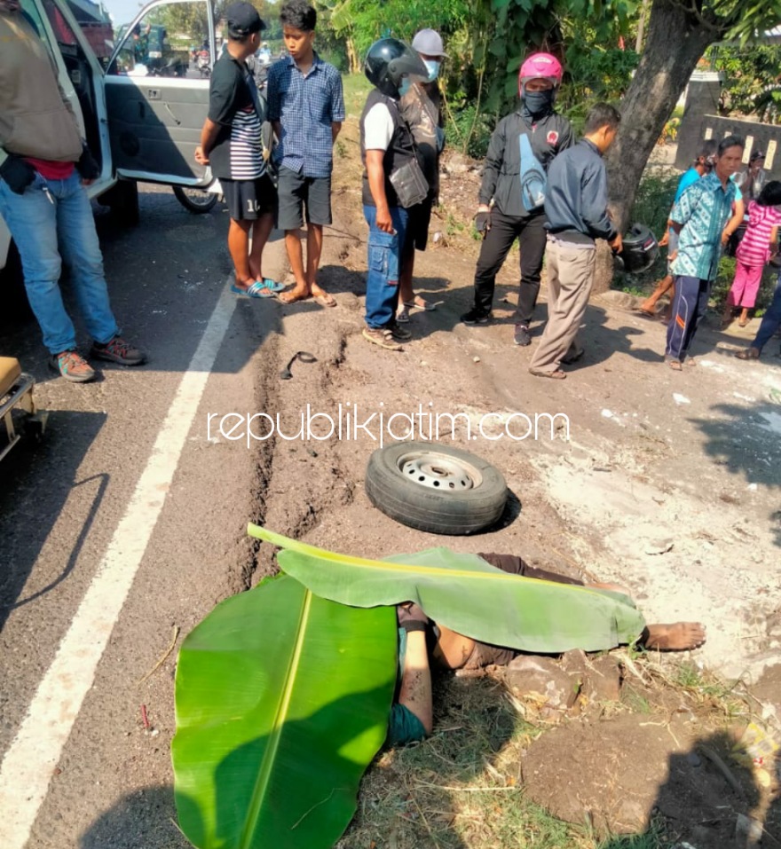 EVAKUASI - Sejumlah petugas mengevakuasi korban kecelakaan, Masdian (30) warga Dusun Jatirejo, Desa Jatikalang, Kecamatan Prambon, sidoarjo yang terlindas truk di JL Raya Wonokupang, Kecamatan Balongbendo, Sidoarjo, Jumat (01/10/2021).