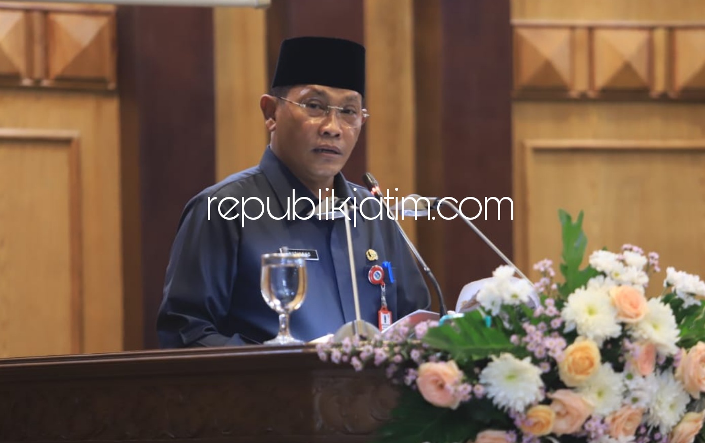 PARIPURNA - Pj Bupati Sidoarjo, Hudiyono saat memberikan sambutan di acara paripurna perdana di DPRD Sidoarjo, Kamis (01/10/2020). 