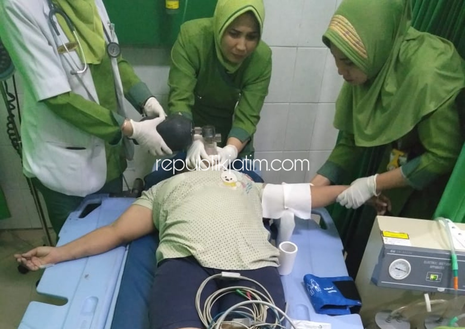 DIRAWAT - Warinem (56) warga Desa Keboananom, Kecamatan Gedangan, Sidoarjo saat masih dirawat tim medis hingga akhirnya meninggal usai ditabrak motor ketika hendak pulang dari berbelanja, Senin (30/09/2019).