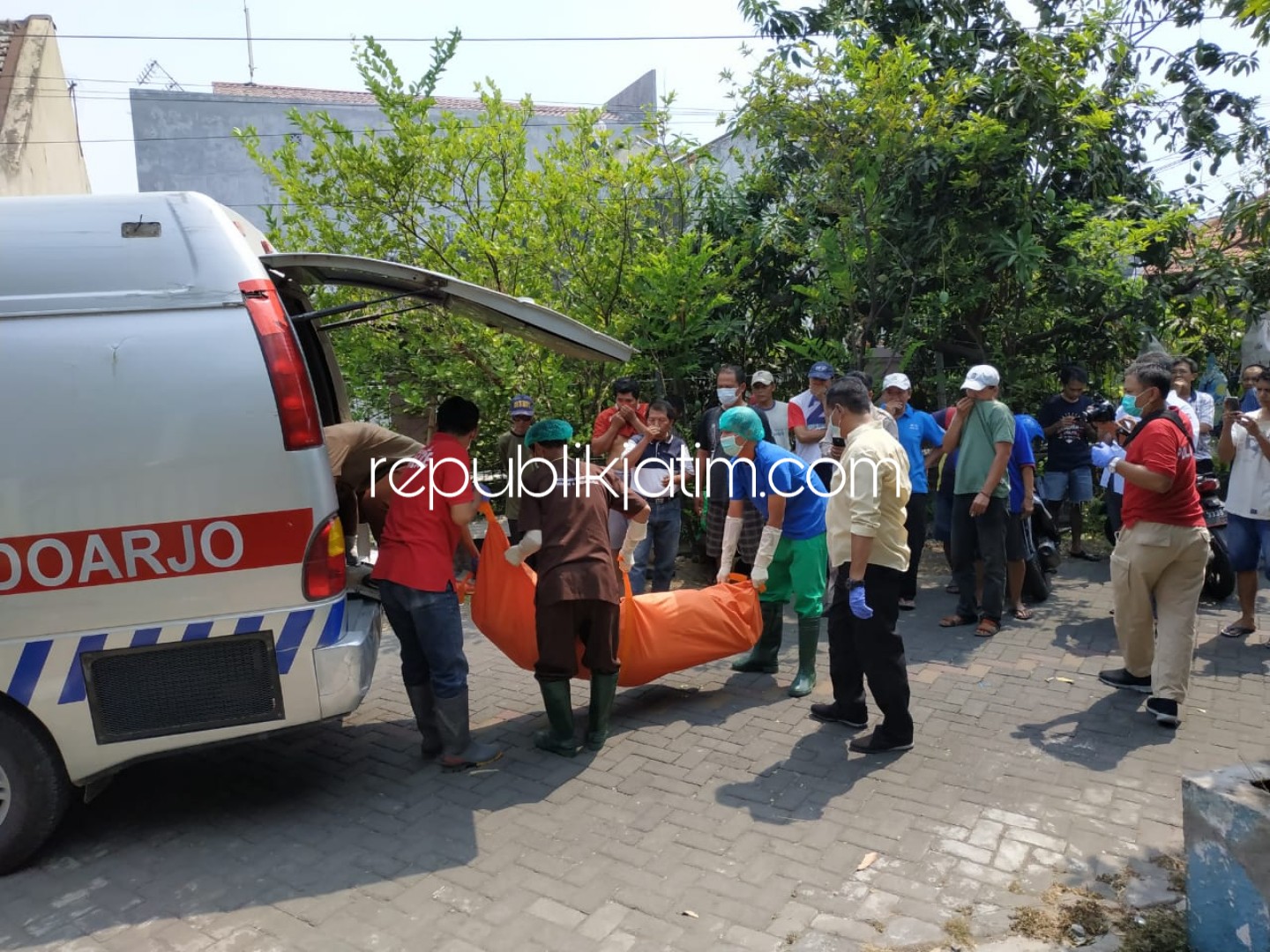 MEMBUSUK - Petugas mengevakuasi jenazah Achmad Fachruddin (54) warga asal Jember yang tinggal di Perumahan Larangan Mega Asri, Kecamatan Candi, Sidoarjo yang ditemukan tewas membusuk di dalam rumahnya, Senin (01/10/2018).