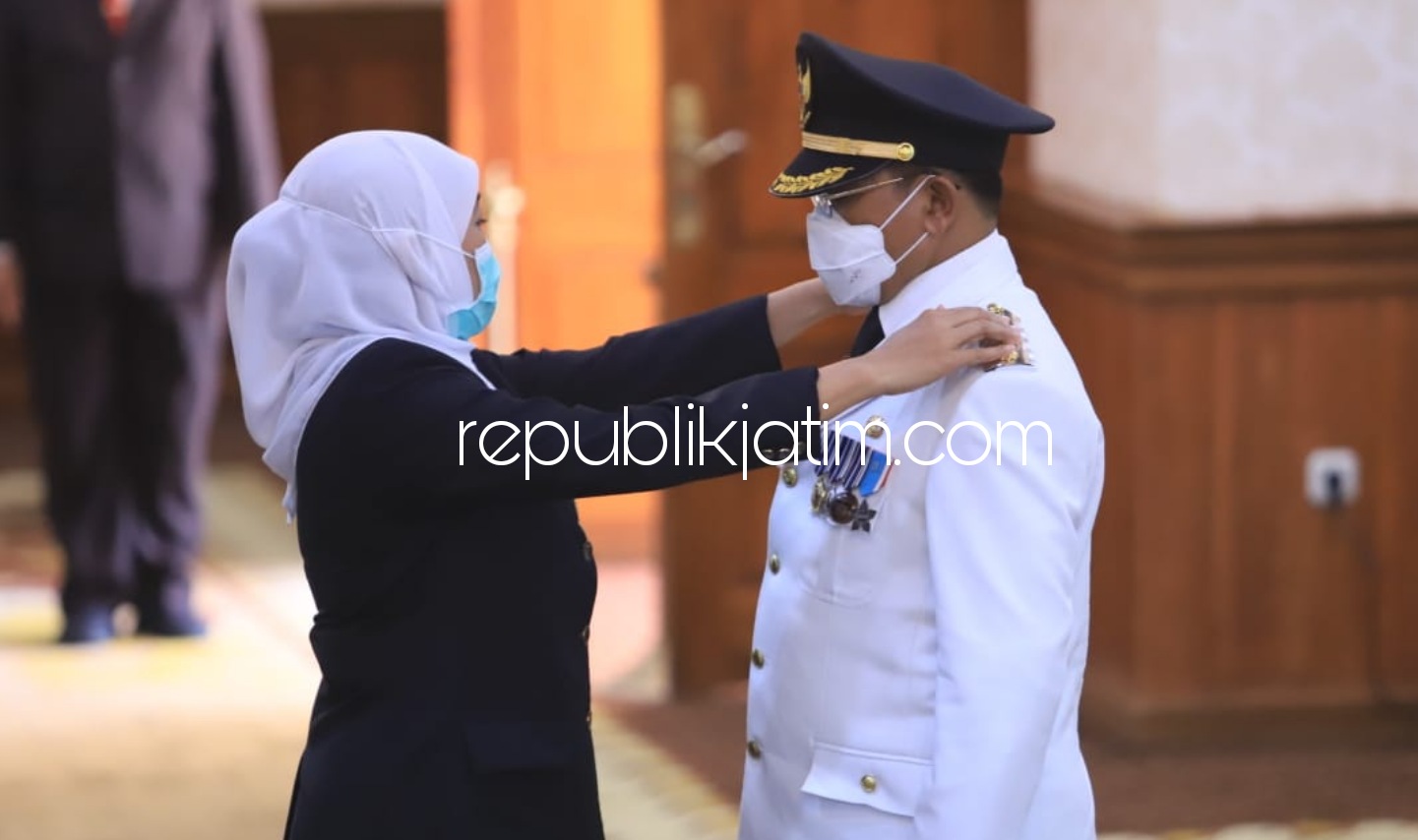 LANTIK - Gubernur Jatim, Khofifah Indar Parawansa melantik Pj Bupati Sidoarjo, Hudiyono di Gedung Grahadi Surabaya untuk mengisi kekosongan jabatan Bupati Sidoarjo, Kamis (01/10/2020). 