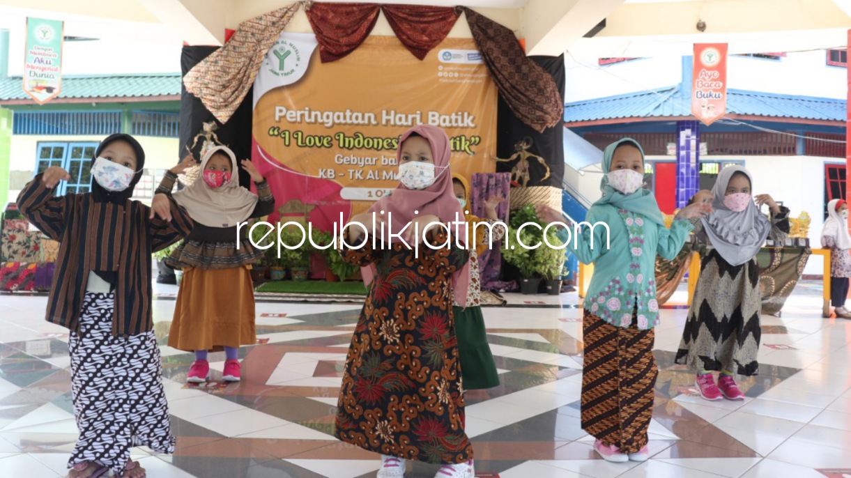 BATIK - Puluhan siswa KB TK Al Muslim Sidoarjo Jawa Timur mengikuti kegiatan membatik bersama-sama secara luring di sekolah dengan mematuhi protokol kesehatan dan daring melalui aplikasi zoom, Jumat (01/10/2021).